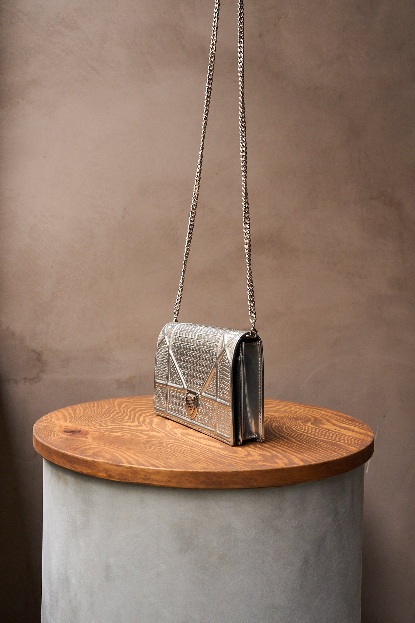 Christian Dior ウォレットチェーン シルバー Christian Dior Silver Diorama Micro Cannage Wallet On Chain