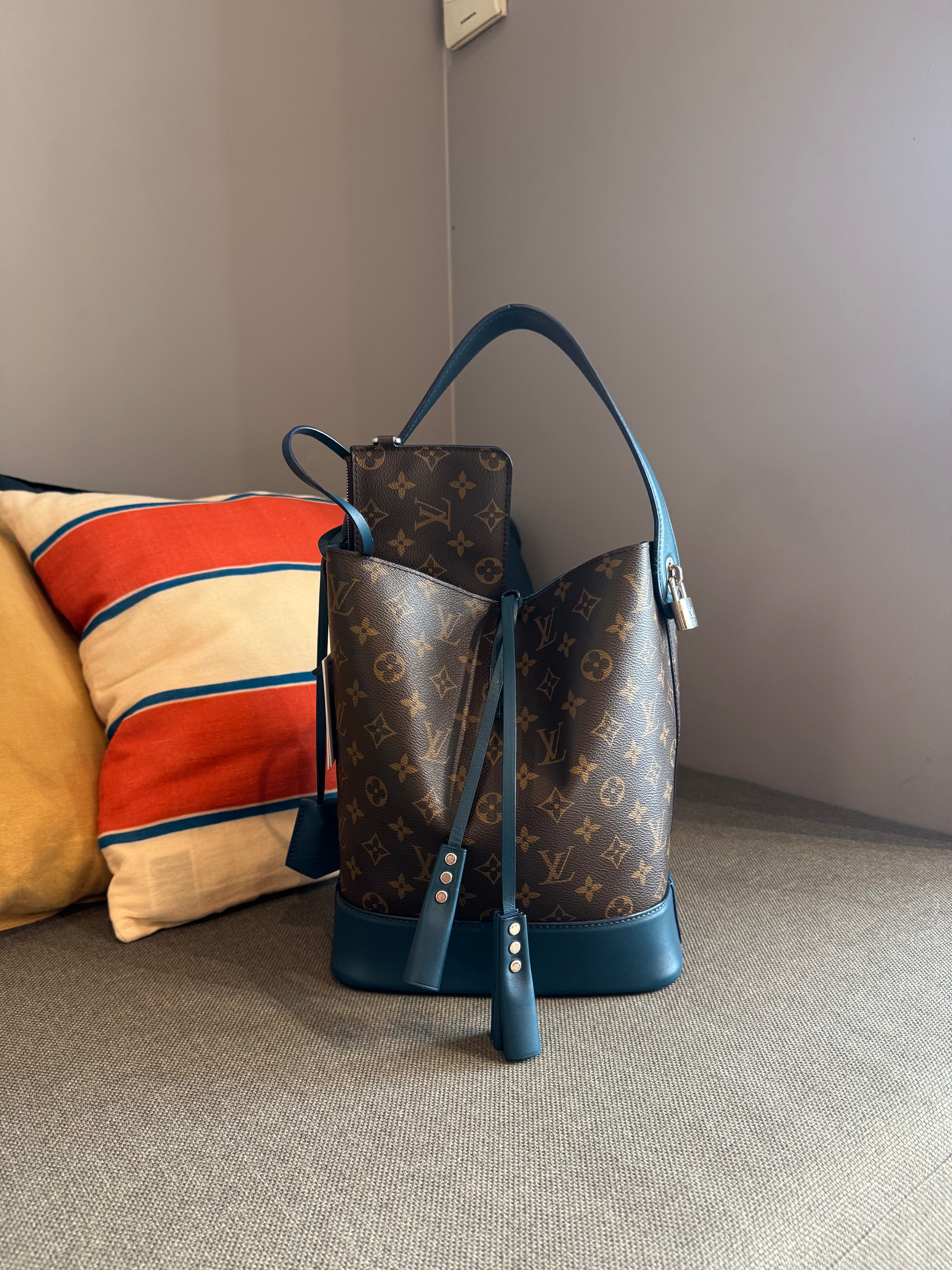 Louis Vuitton Idole NN 14 Bucket Bag