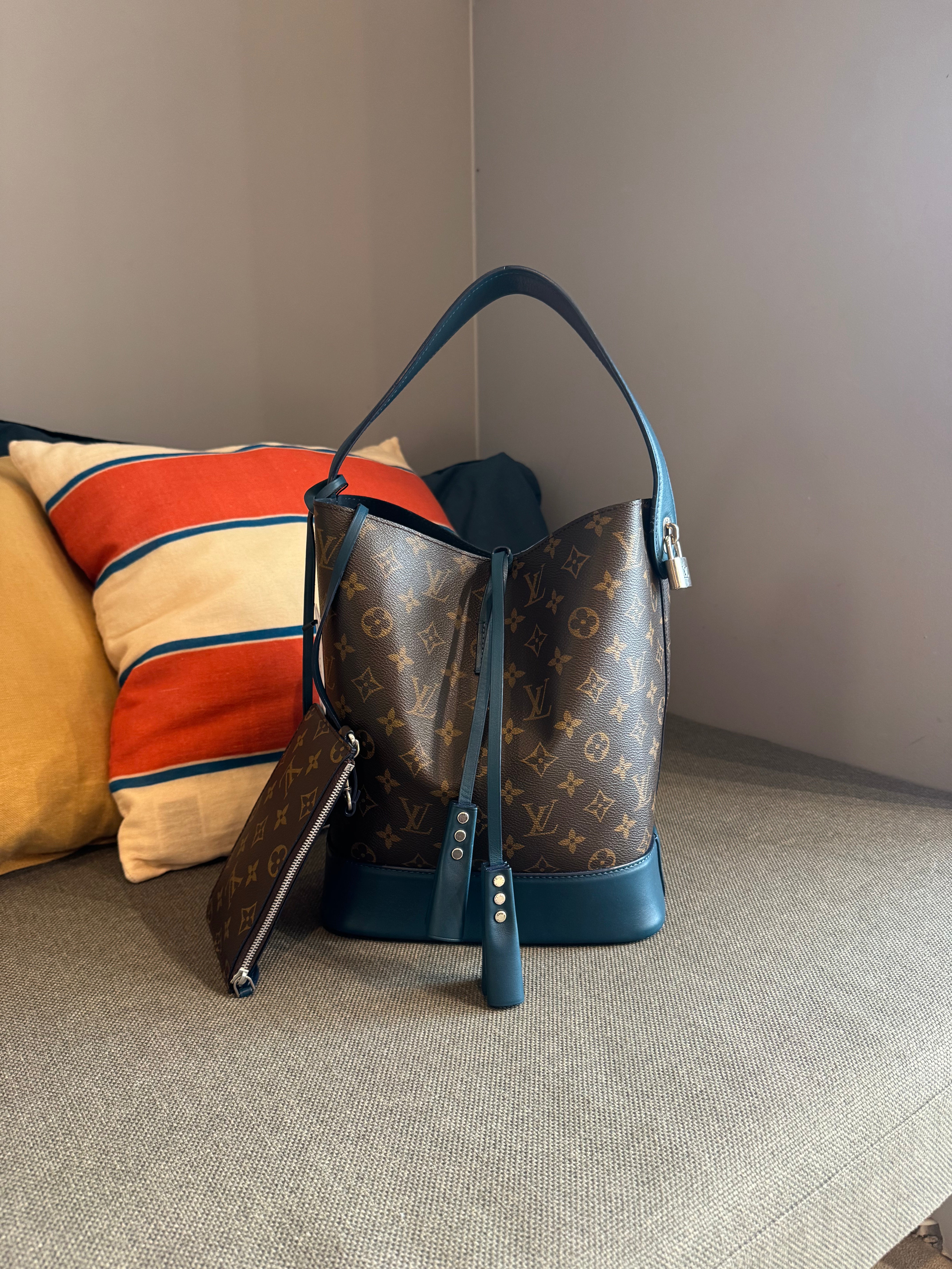 Louis Vuitton Idole NN 14 Bucket Bag