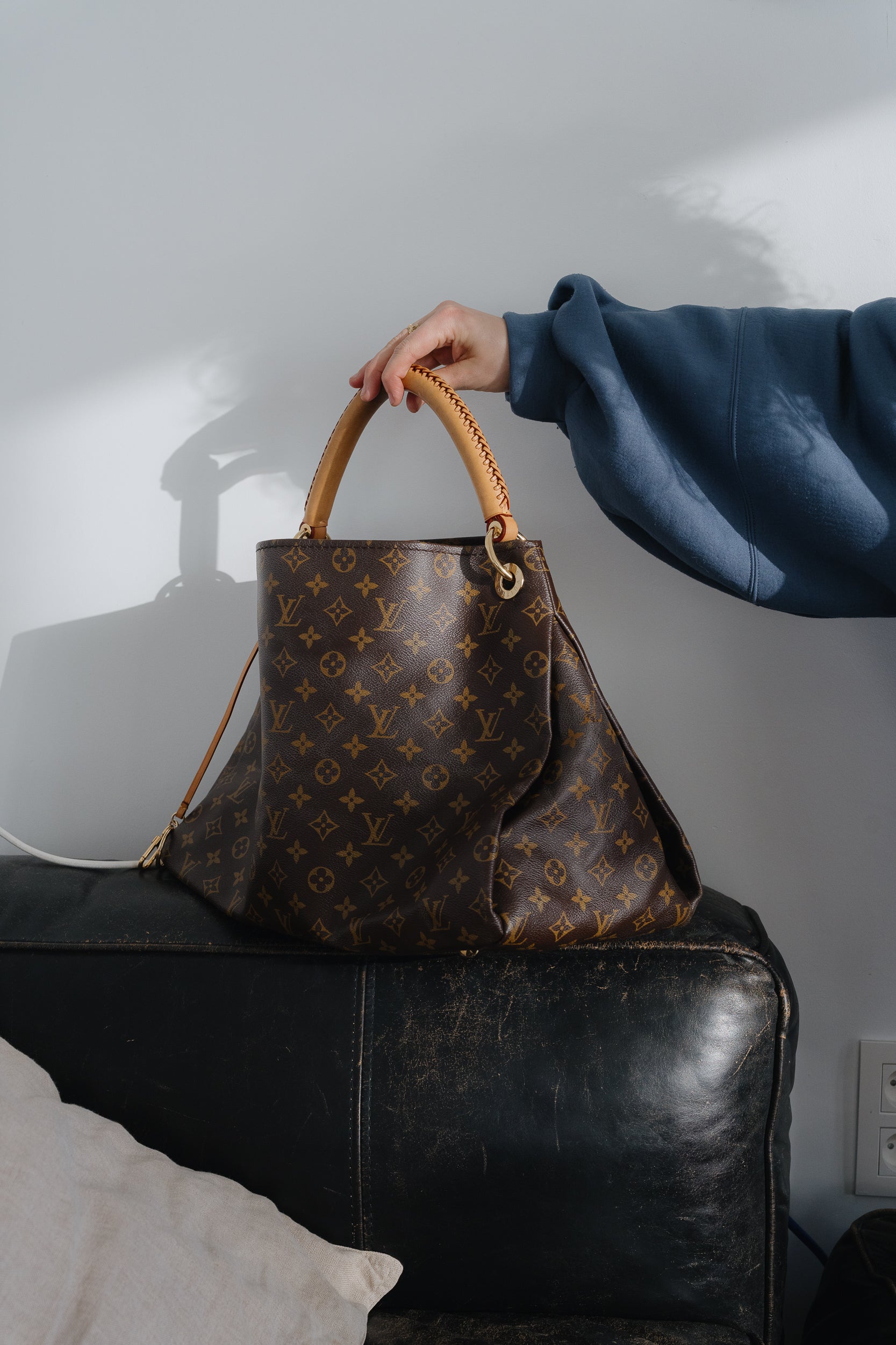 Louis Vuitton Monogram Artsy MM bag