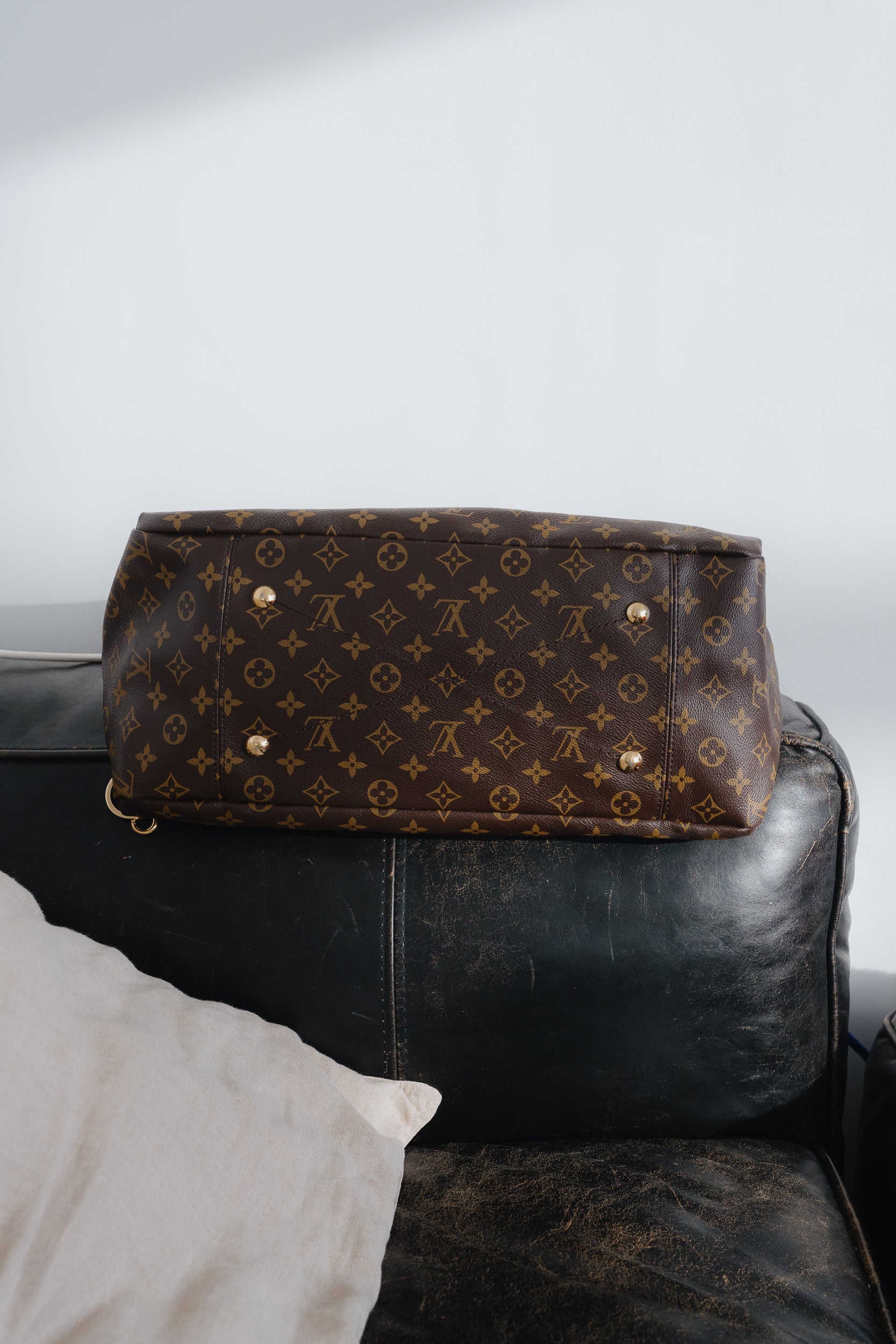 Louis Vuitton Monogram Artsy MM bag